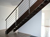 samonosné schodiště rovné - borovice mořená, zábradlí nerezové