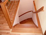 samonosné schodiště - buk mořený, zábradlí kombinované dřevo/nerez