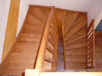 samonosné ½ lomené schodiště – dub olejovaný