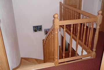obklad schodiště 1/2 lomeného - jasan, zábradlí soustružené