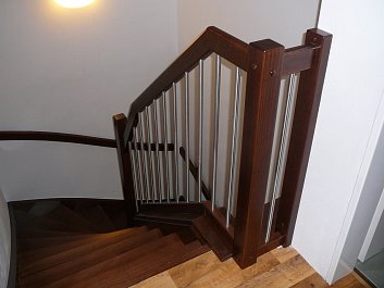 samonosné schodiště 1/2 lomené - buk mořený, příčle nerezové