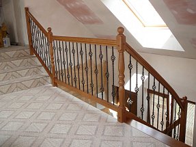 samonosné schodiště 1x1/4 lomené - jasan mořený, příčle kované