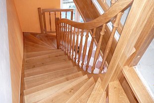 samonosné schodiště 2x1/4 lomené - dub, příčle soustružené