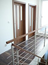 samonosné schodiště rovné - borovice mořená, zábradlí nerezové
